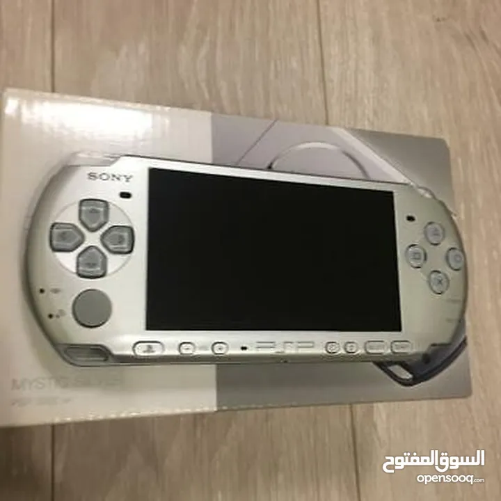 مستخدمه اصليه بحاله الوكاله للبيع استخدام خفيف جدا والنسخه التى يوجد فيها ذاكره ومعها شاحنها الا PsP