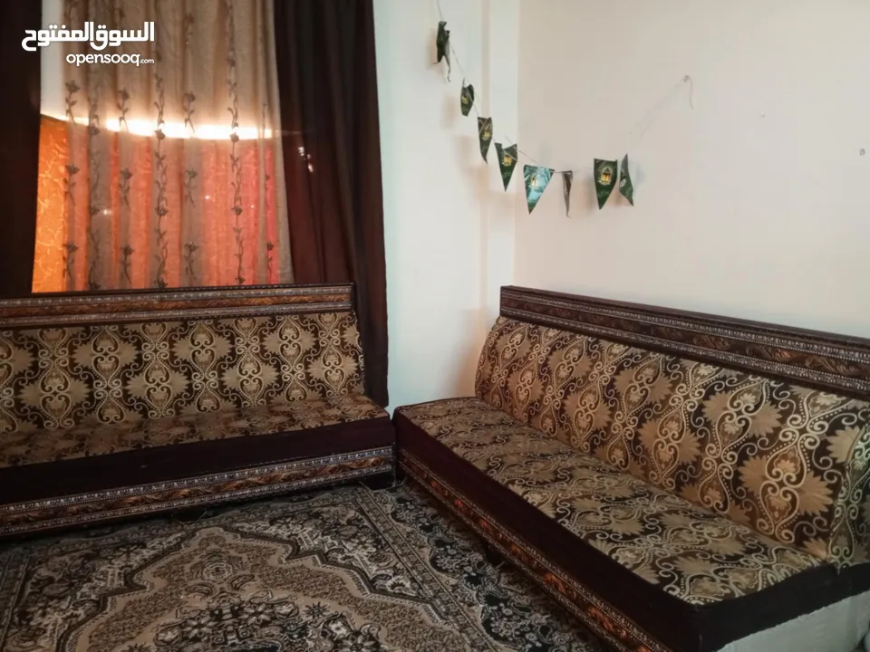 طقم كنب للبيع بسعر حرق 50 دينا من الاخر طقم بتحمل  موجود بالرصيفه  التواصل علي الرقم