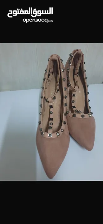 3 شوز هيلز ماركات عالمية بحال الجديد نمره 38 ، 39 للبيع