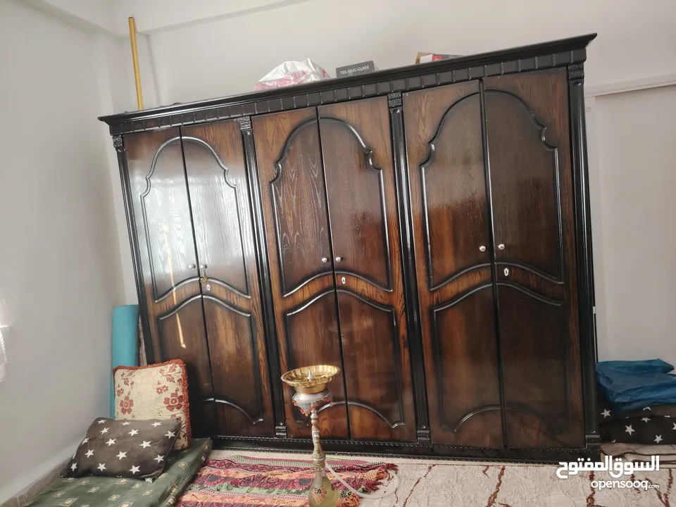غرفة نوم نظيفه جدا وخشب ثقيل