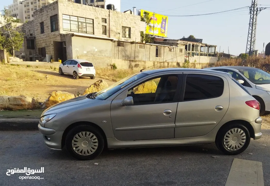 سيارة بيجو 206 فضي