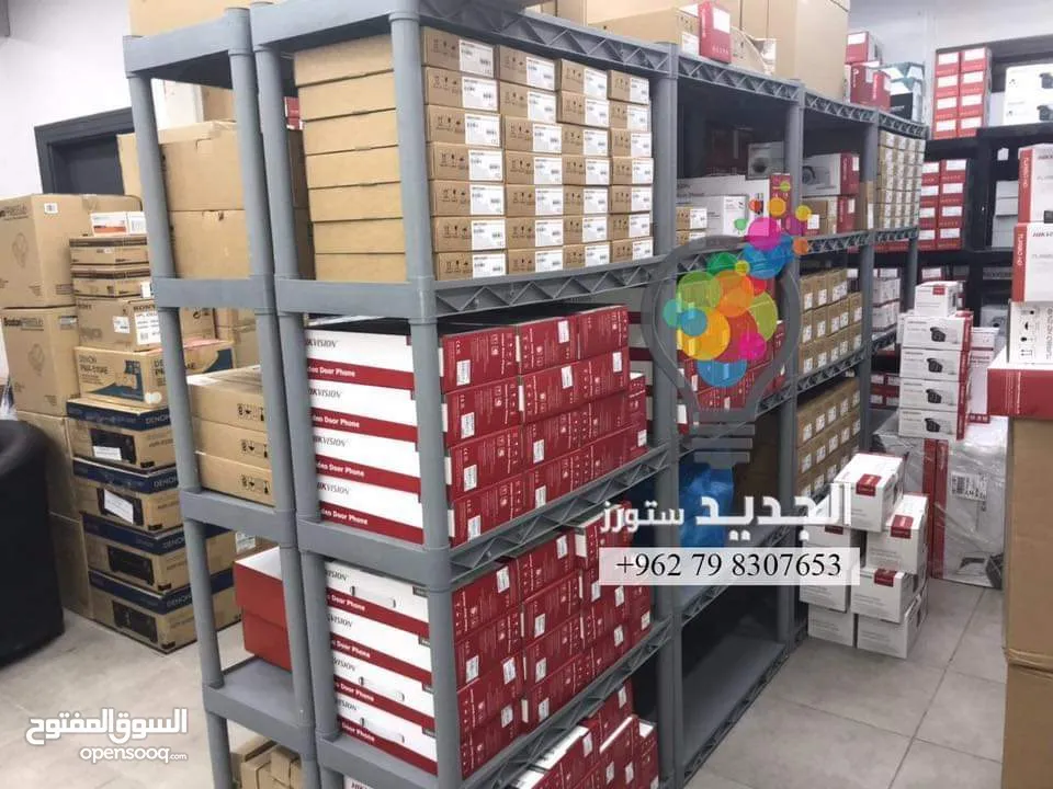 رفوف بلاستيك لتخزين المنتجات وعرضها بطريقة سهلة وعملية