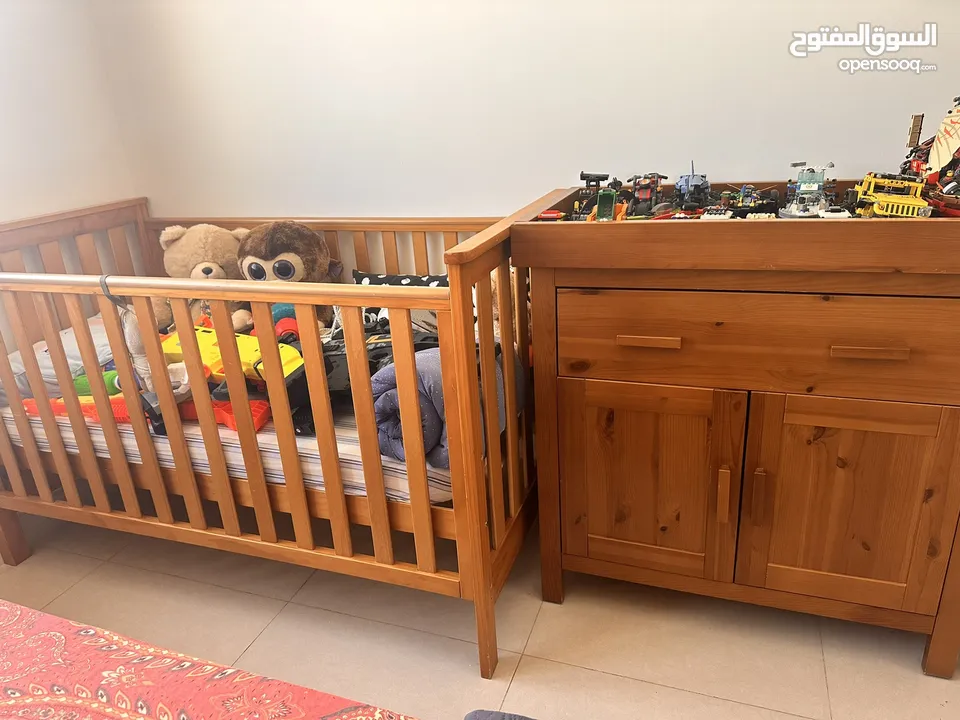 أسرة نوم غرف نوم كاملة مع جميع ملحقاتها + سرير أطفال درجة الخشب عالية جدا