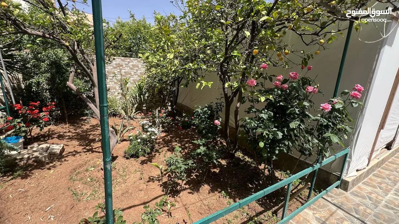 منزل للبيع موقع مميز و اطلاله مميزه و محدث بالكامل