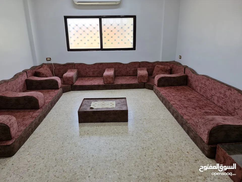 فرش عربي واسع بحاله ممتازة للبيع في الزرقاء مقاساته 3.70*3.90