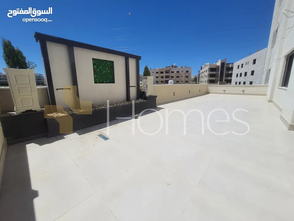 شقة ارضية مع حديقة للبيع في قرية النخيل بمساحة بناء 220م