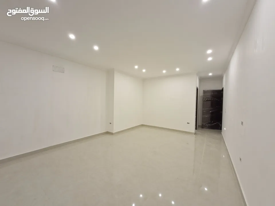 شقة فارهة حديثة ، طابق اول مميزة للبيع في ضاحية الامير راشد ، بمساحة بناء 210 م ، وبتشطيبات راقية .