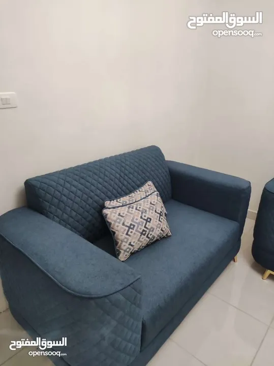 طقمين كنب للبيع بحالة ممتازة جدا للبيع بسبب ضيق المساحة