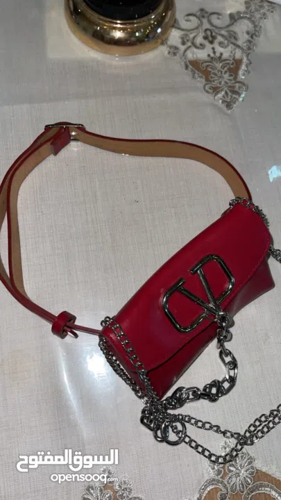 حقيبة حمراء