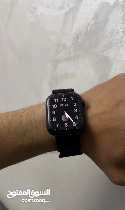 ساعة   Nike edition Apple watch s7 لون اسود بحالة الوكالة مع جميع اغراضها مقاس 45 بطارية 78