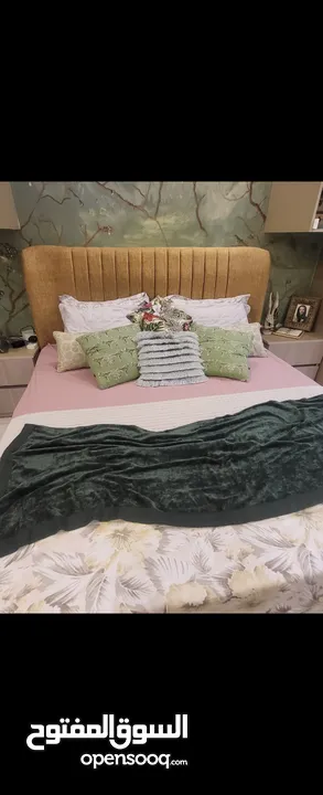سرير king size 180x200. مع رأسية  منجد اقل نوعية قماش و فرشة تركية ممتازة و مستعملة 6 شهور.