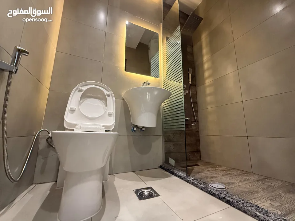 استديو للبيع مقابل جامعة اليرموك مميز تشطيب فاخر ايجاره السنوي 2000 دينار قابل للزيادة تشطيب جديد