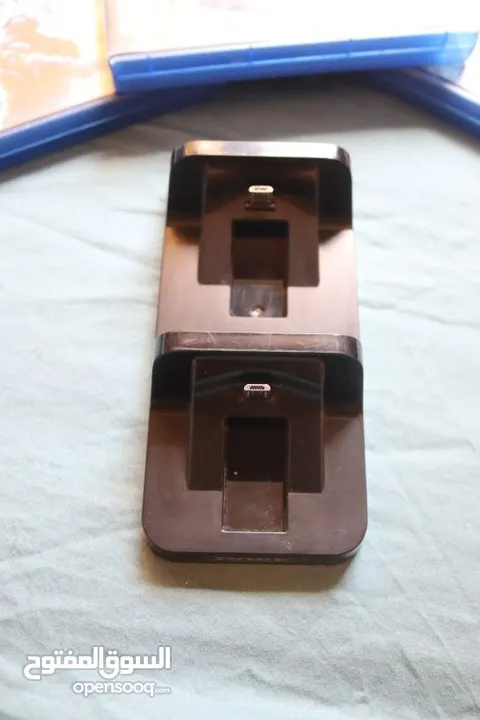 بلايستيشن 4 برو للبيع 1tb مستعمل سنتين شبه جديد