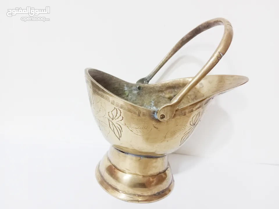 وعاء تقليدي مصنوع يدويا يستخدم لحمل الفحم أو الحطب مزخرف برسومات أنتيك قديم جدا لون ذهبي