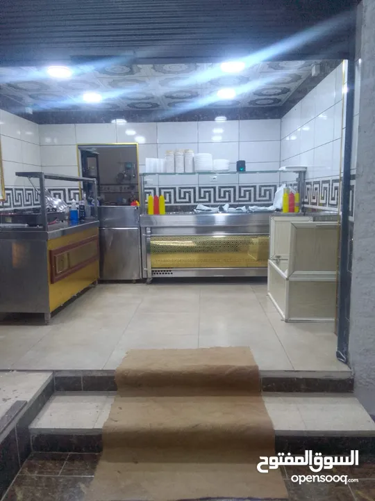 مطعم  بكامل تجهيزاته للبيع مع المحل .. الموقع المفرق