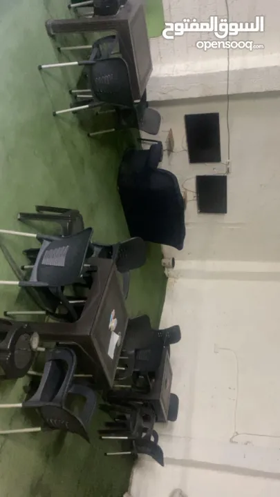 شاشات وثلاجة وطاولة بلياردو