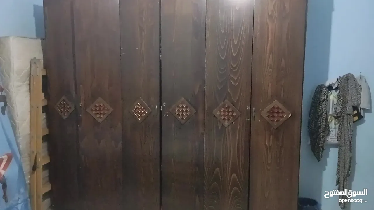 غرف نوم مستعمله بحالة جيدة مع خزانة أخرى