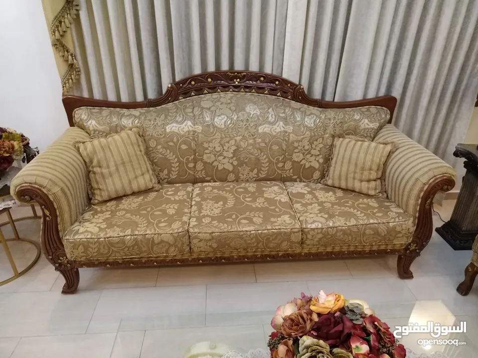 بيع  طقم ضيوف عشره مقاعد مكون من ثلاثيه ومجوزتين وثلاث مفارد استعمال قليل.مع برادي عدد2 عرض 290