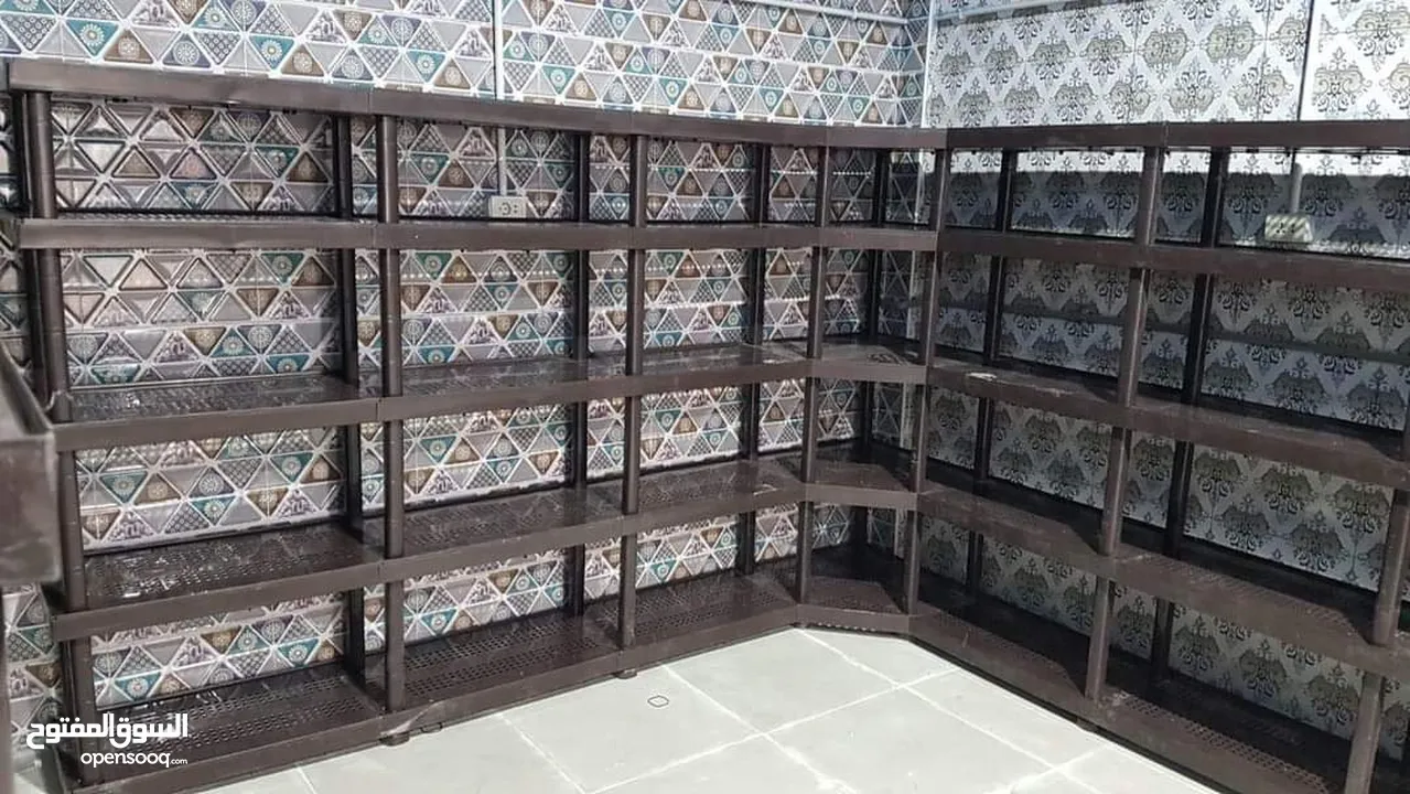 رفوف بلاستيك عملية واقتصادية لتخزين البضائع