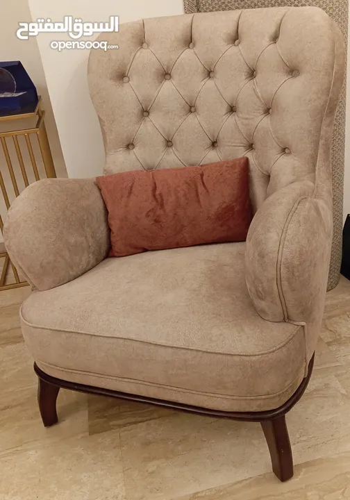 طقم كنب ضيوف فاخر و طاولة سفرة وطاولة وسط