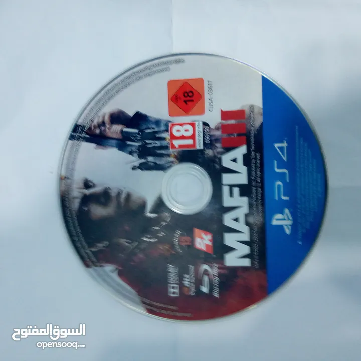 بلايستيشن 4 سلم بحالة ممتازة مع خمس هدايا للبيع.