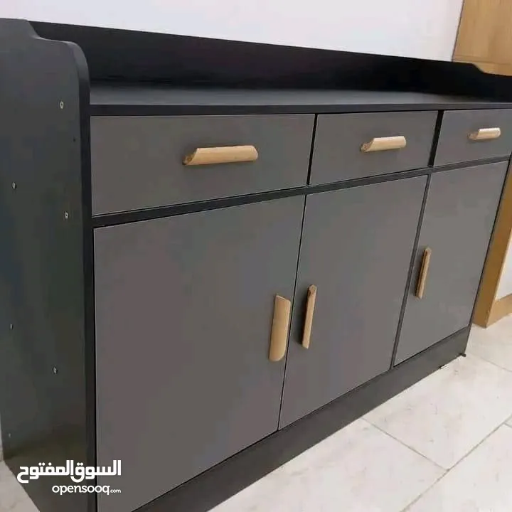 وصف الخزانة الحديثة   خزانة عصرية أنيقة تجمع بين التصميم العملي واللمسة الجمالية، مصنوعة بجودة عالية