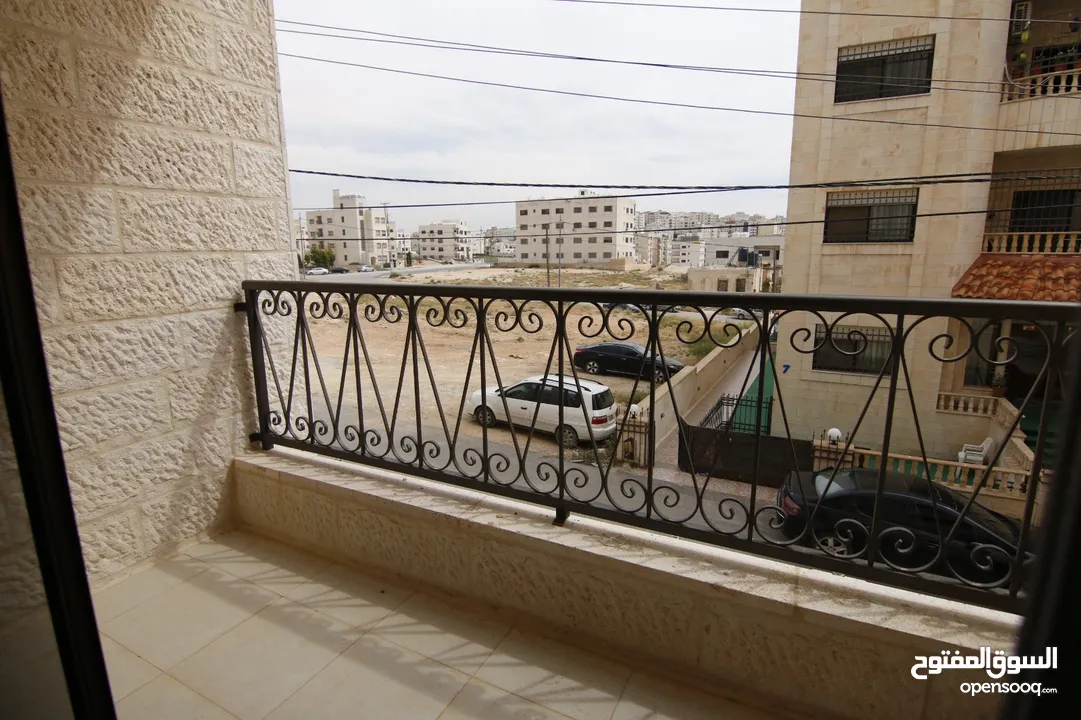 شقة طابق ارضي مع ترس على مستوى الشارع في ابو نصير  