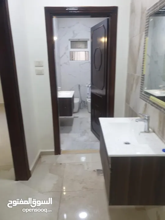 فيلا/بيت للبيع من ثلاث طوابق مساحة البناء 700متر مربع مساحة الارض600م2