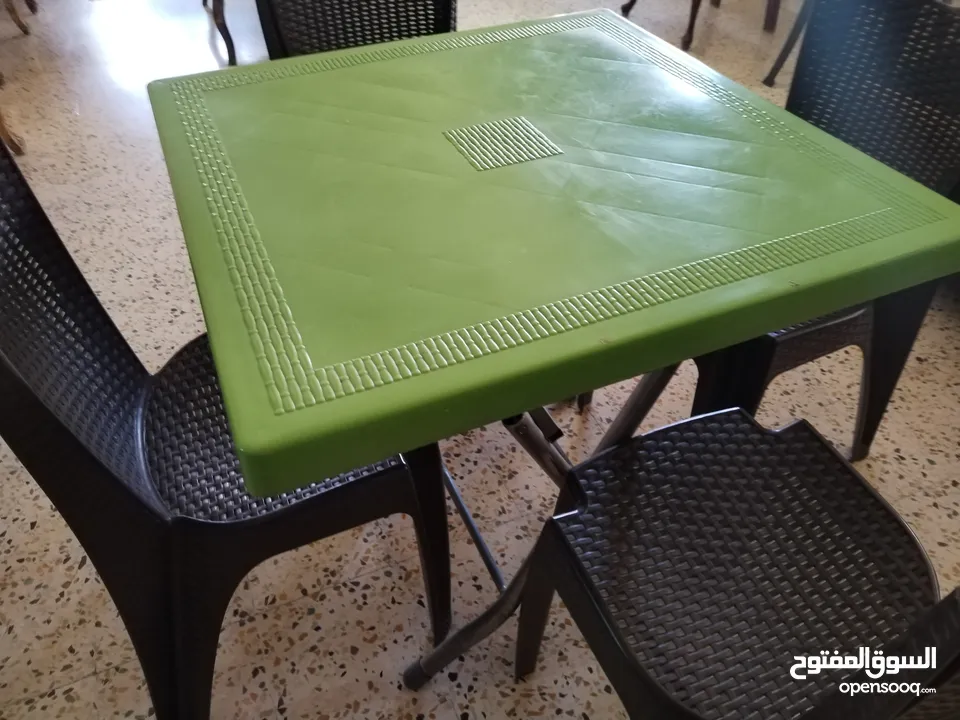 طاوله صغيره مع 4 كراسي