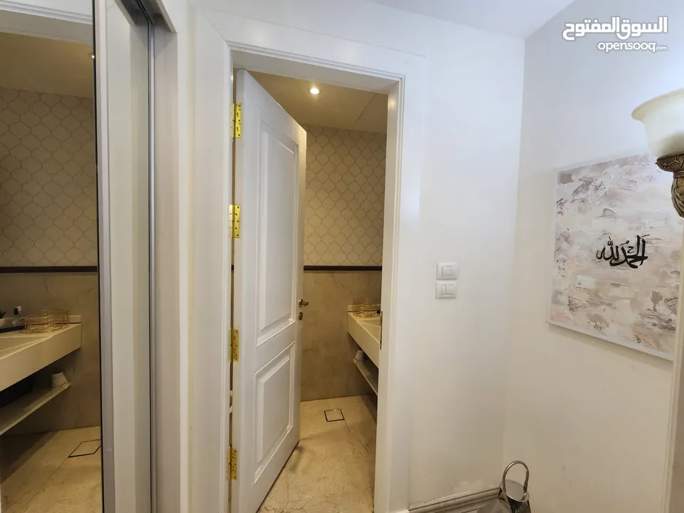 شقة فاخرة فارغة للبيع او للإيجار بمواصفات فيلا - ref : 14560