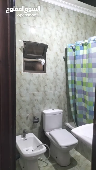منزل مكون من 3غرف نوم و3 حمامات واحده ماستر وصاله وصالون  وحديقه عدد 2