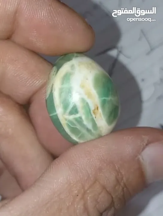احجار كريمة خضراء حجر كريم اخضر حجر زمرد مع عروق بيضاء قص على شكل دمعة للخواتم والقلائد والاساور حسب