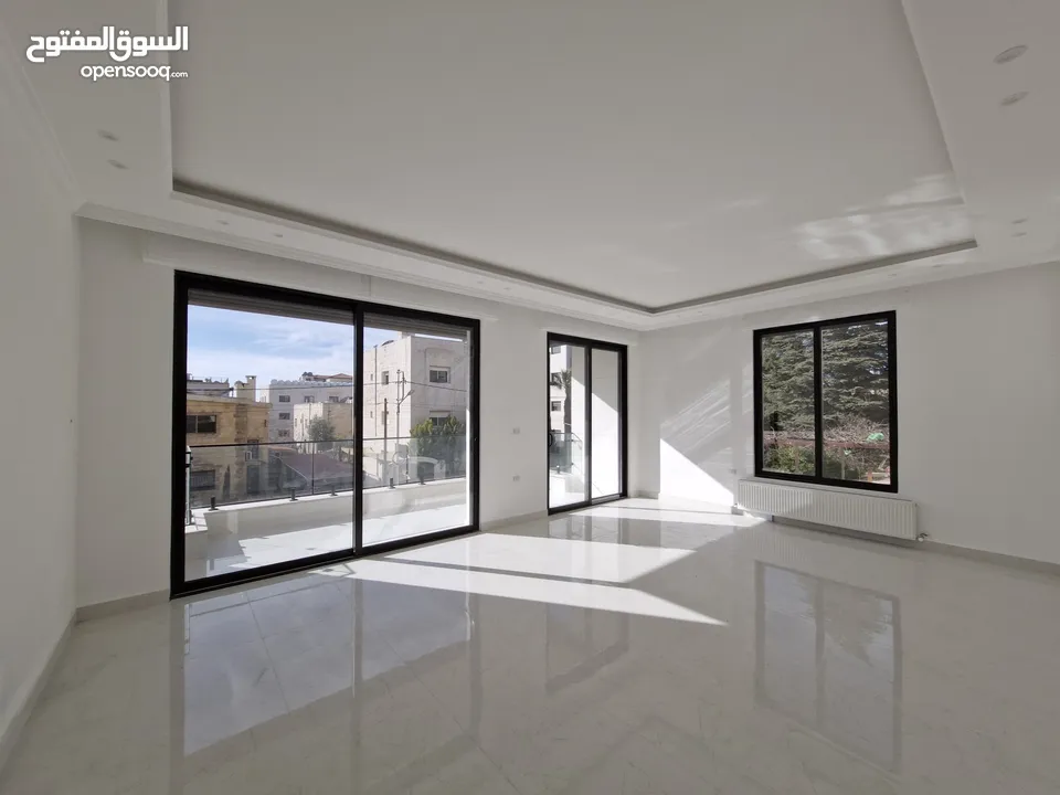 شقة فارهة حديثة ، طابق اول مميزة للبيع في ضاحية الامير راشد ، بمساحة بناء 210 م ، وبتشطيبات راقية .
