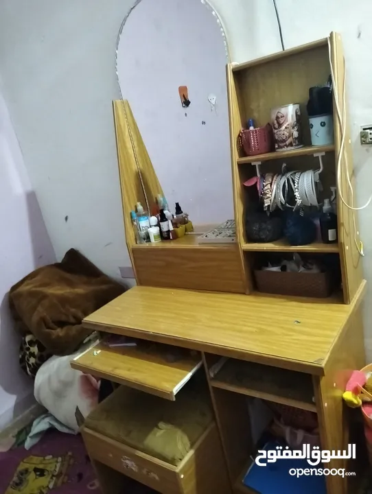 خزانة بنية مع كومودينة وشماعة