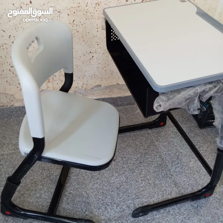 طاولة مع كرسي للدراسة