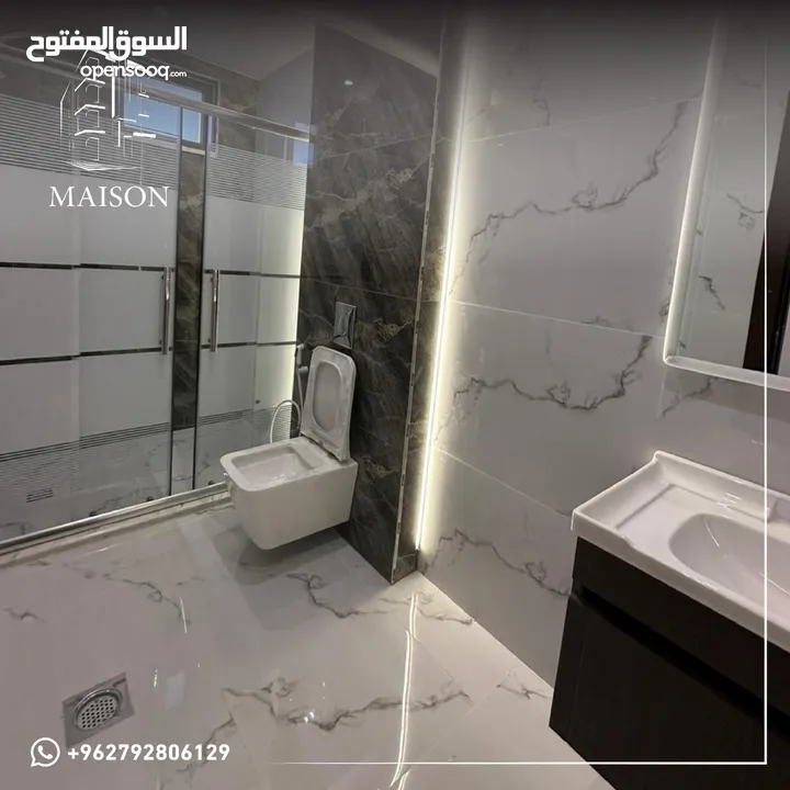 ثالث مع روف بتشطيب مميز واطلاله في ضاحية الرشيد
