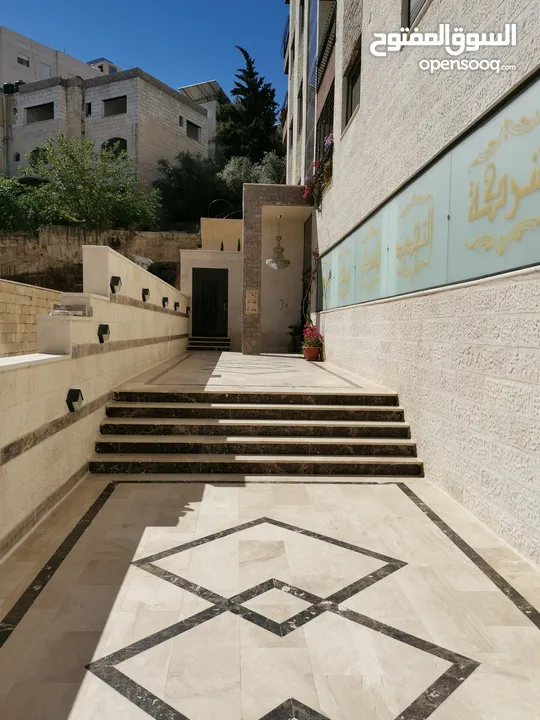 شقة ط. اخير مع روف في صويلح حي الإرسال 235م اطلالة دائمة نظام دوبلكس معها ترس 100م  في حي الإرسال