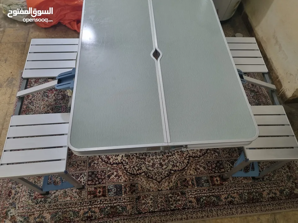 طاوله مع اربعة كراسي تصلح للرحلات والحدائق