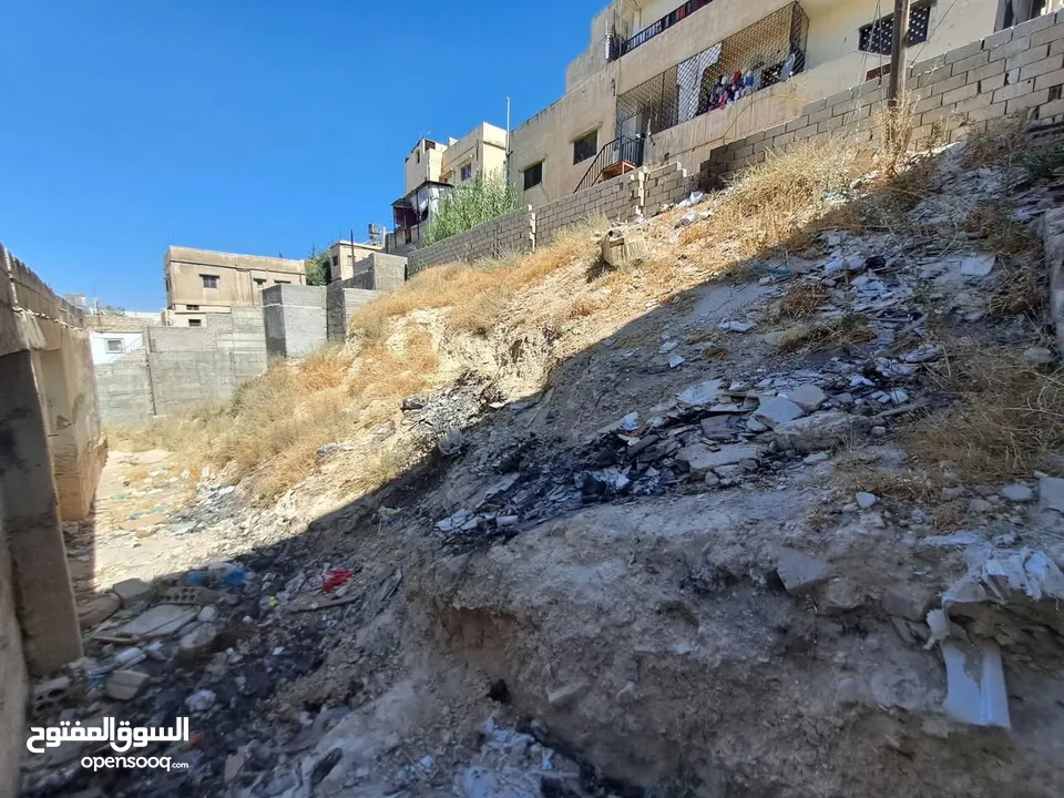 ارض ومنزل للبيع في ماركا نمره ثنين عن الشارع والسوق وفي دخله ع الارض من الخلف