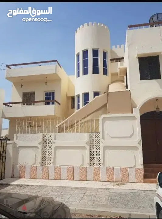 بمساحة الف متر للبيع فيلتين منفصلتين في مرتفعات القرم  طريق تنمية نفط عمان  