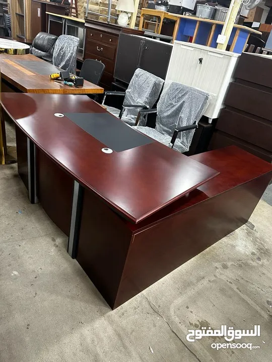 للبيع طاولات مكاتب جديد بسعر مناسب