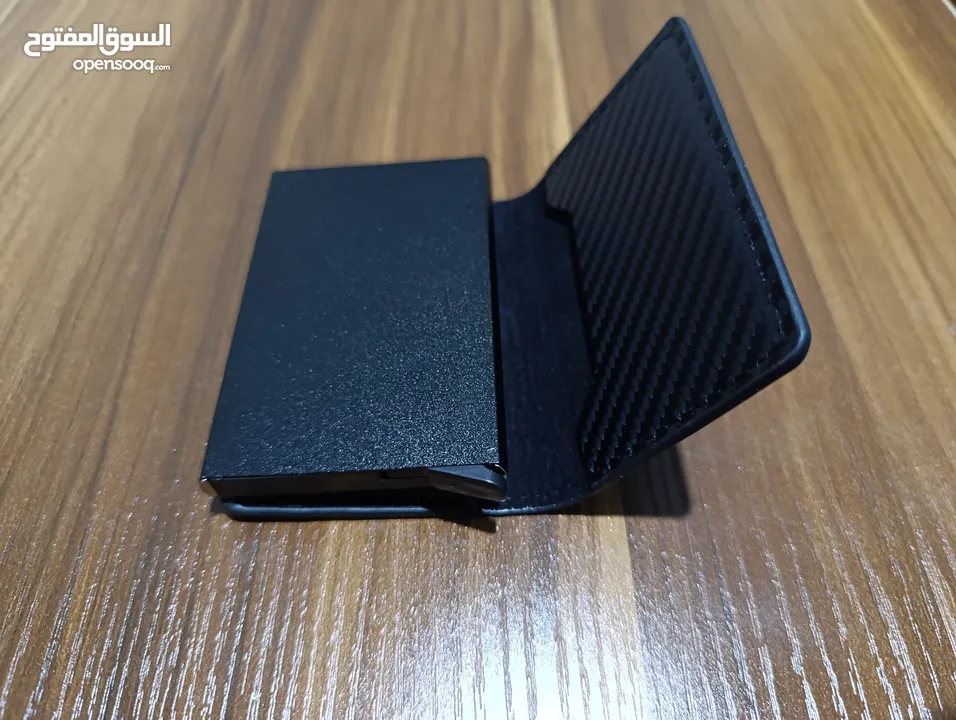 حافظة بطاقات معدن مع محفظة جلد مميزة لون اسود كاربون فايبر مميز