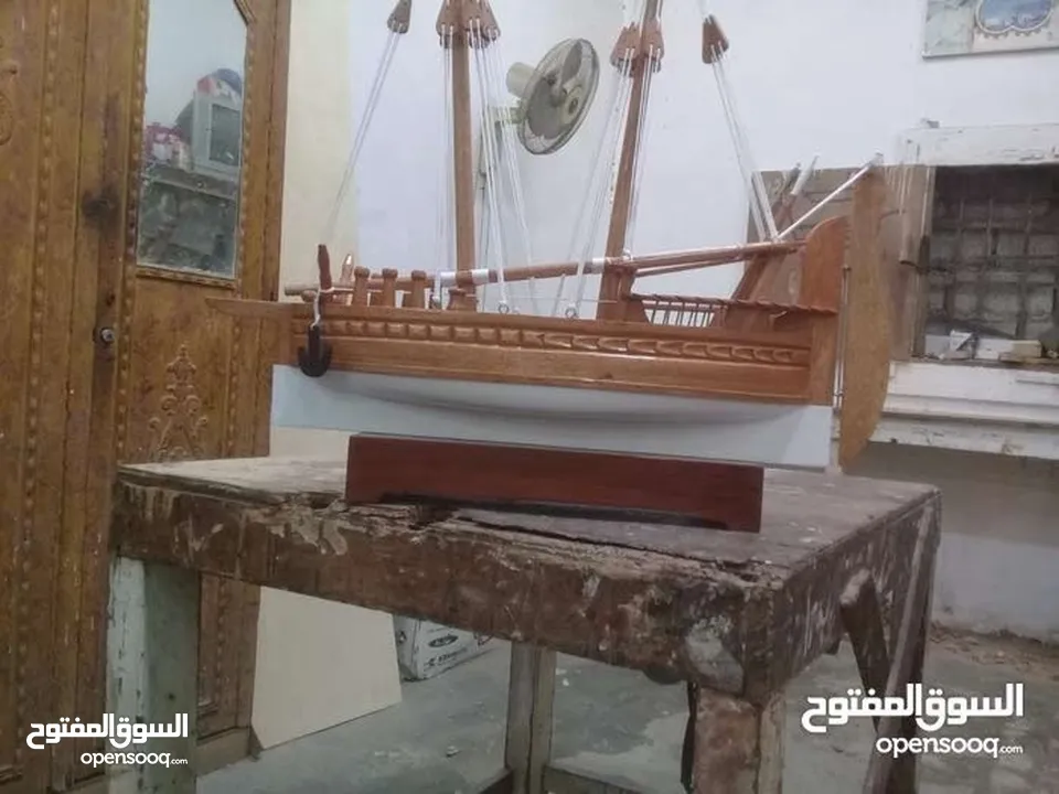 مجسمات لسفن خشبيه كسفينة الغنجة والبدن لها تصميم بحري عريق وجذاب تعطي روعه للمكان ورمزًا  تذكاريًا