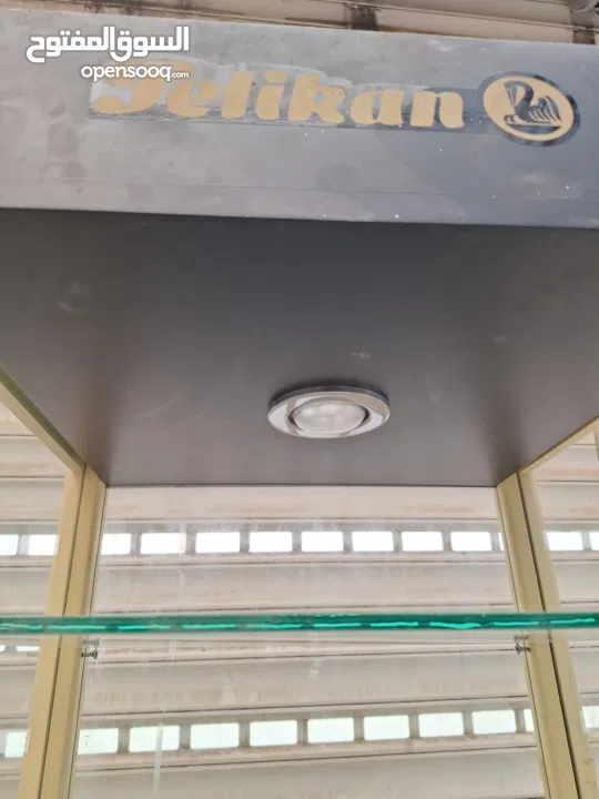 بترينا قزاز 8 رفوف 3 جوارير مع انارة