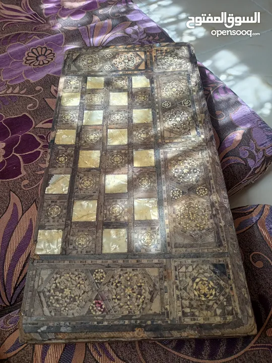 طاولة زهر.مع كامل القطع.والنرظ