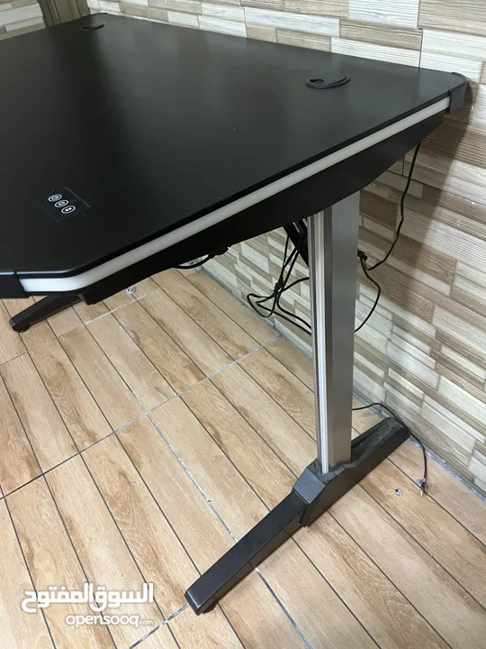 طاولة كمبيوتر جيمنج RGB