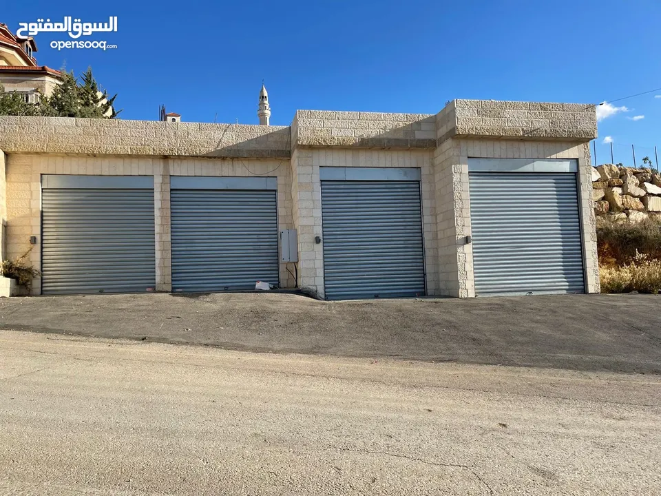 أربعة مخازن للإيجار