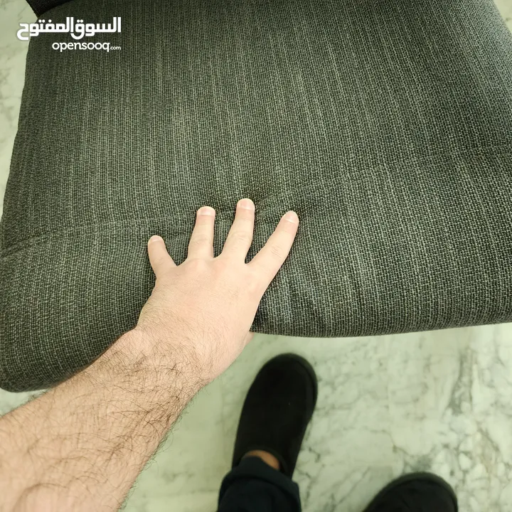 كرسي هزاز فخم و عصري للبيع بحالة ممتازة جدا
