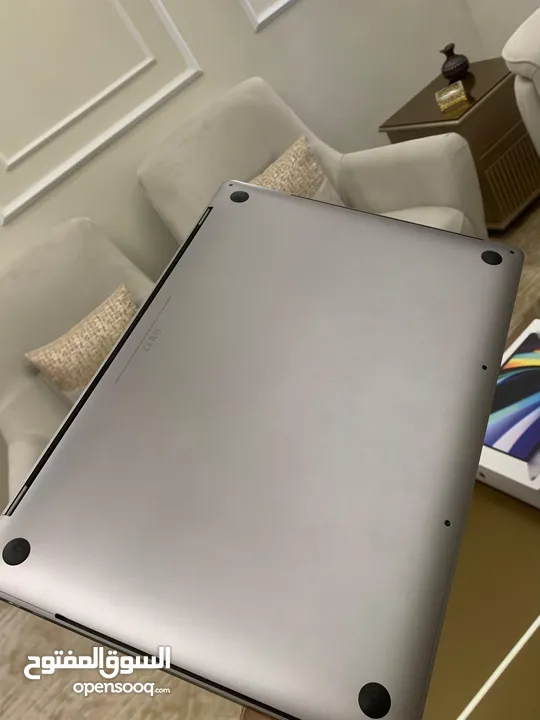 شاشة كبيرة جدا Macbook pro 16 inch  (شبه جديد مع كرتونة) شاحن جديد من ابل ومكفول بسعر مغري جدا