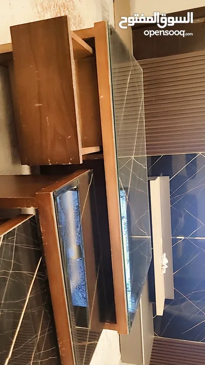 للبيع بسعر مغري طاولة وسط و اربع طاولات خدمه الطاولات تقيله جدا جدا خشب لاتيه وجه رخام مغطى زجاج